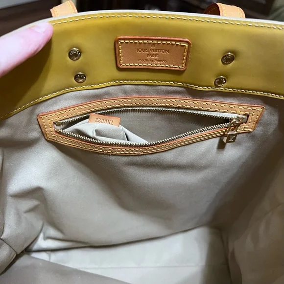 Authentic Louis Vuitton Monogram Vernis Reade MM Tote Bag - Picture 12 of 13